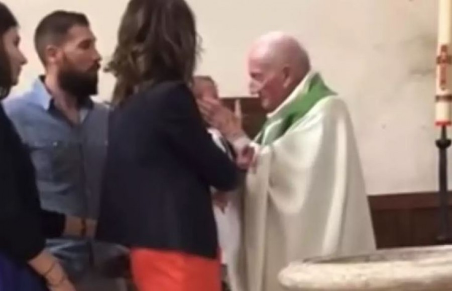 A pap pofon vágta a babát, mert nem akarta abbahagyni a sírást a keresztelőn. Megdöbbentő videó.