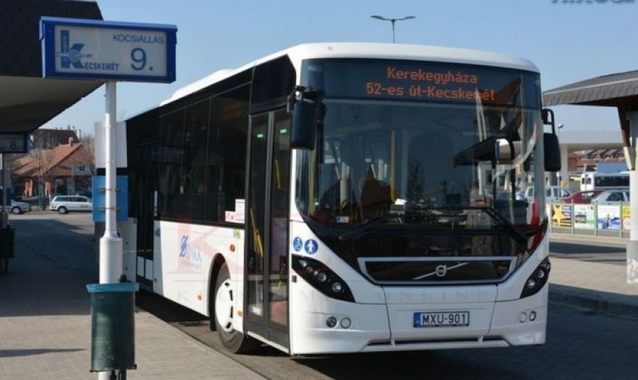 Az idős nő rászólt a buszsofőrre, hogy ne telefonáljon vezetés közben