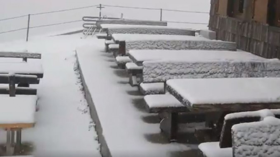 Két szomszédos országban is szakad a hó