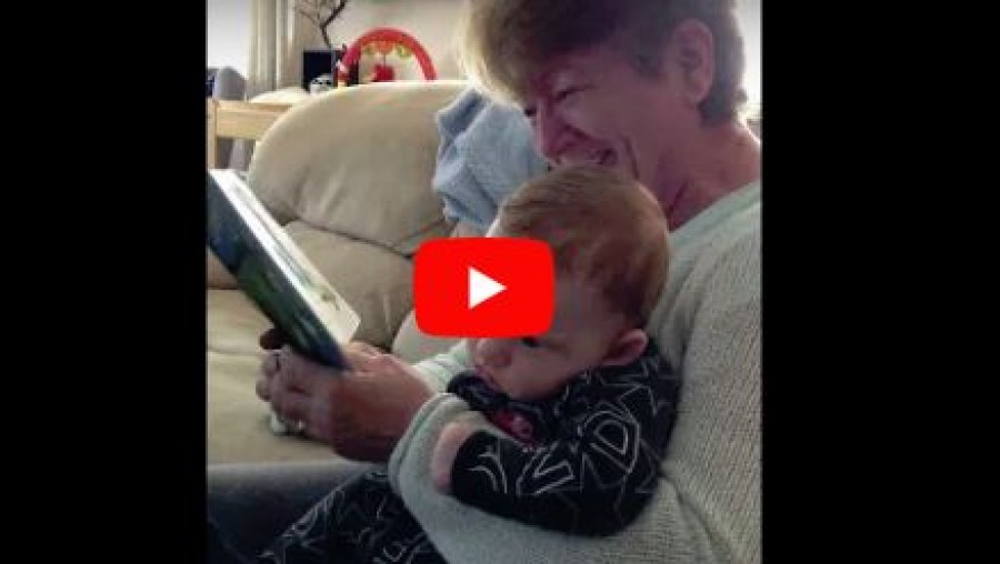 Röhögőgörcsöt kapott a nagymama, miközben az unokájának olvasott