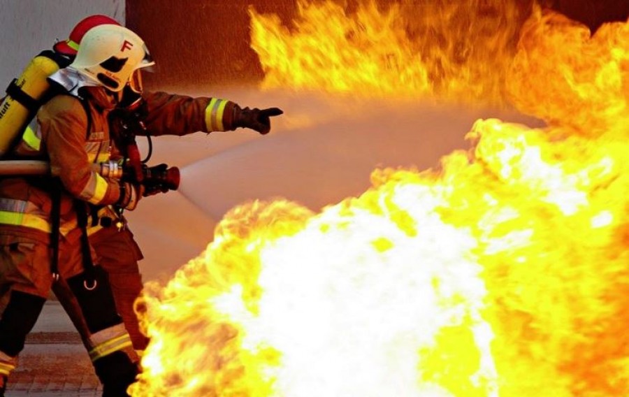 Friss hír a katasztrófavédelemtől: Lángokban áll egy üzem 