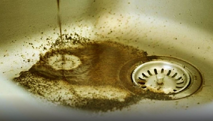 A vízvezeték szerelő elmondja, mit nem szabad a mosogatóba önteni