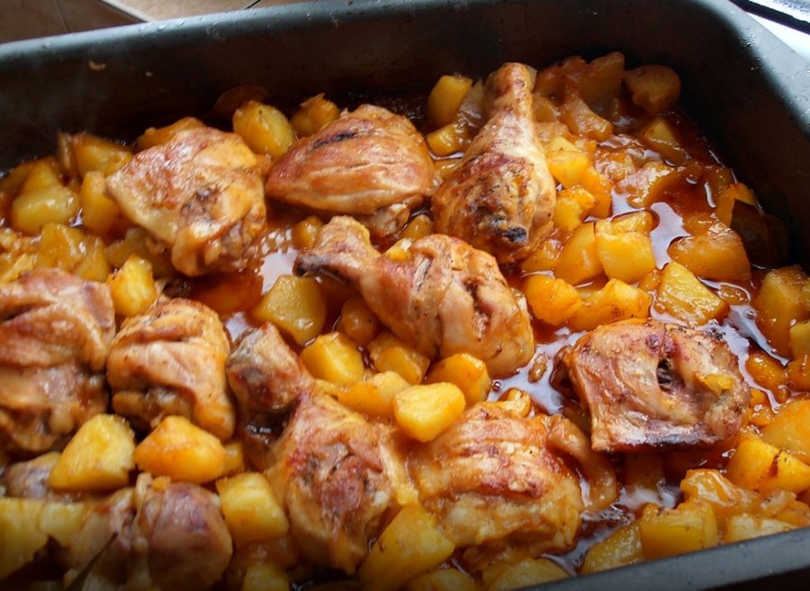 Tepsis csirke burgonyával, csodás szósszal - fejedelmi főétel gyorsan a sütőből!